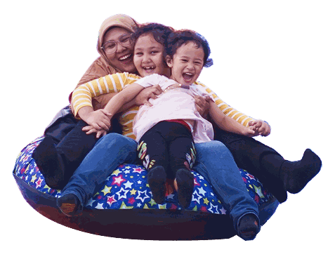 Keluarga bermain di Fruitcity Park